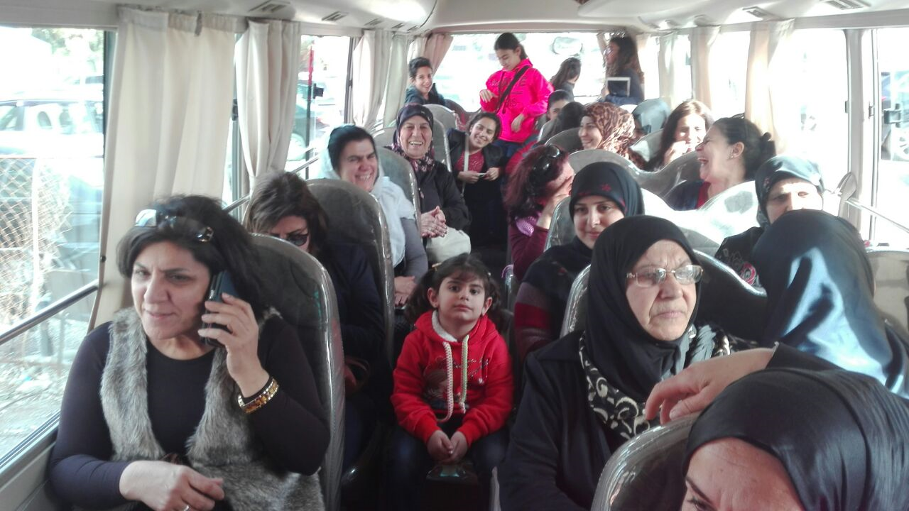 مشاركات في طريقهن إلى الحفل