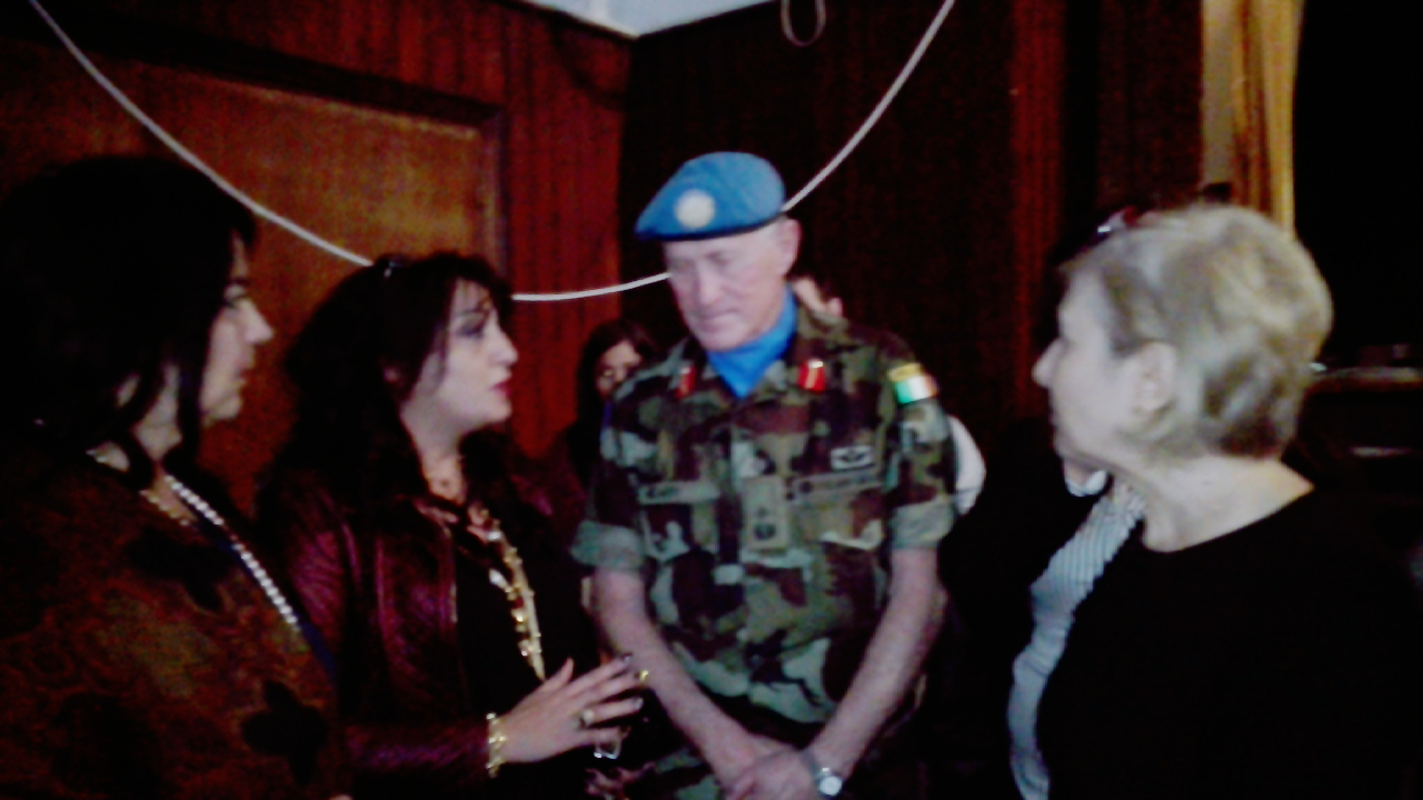 القائد العام لليونيفل اللواء مايكل بيري كلمة محاطاً بالناشطات