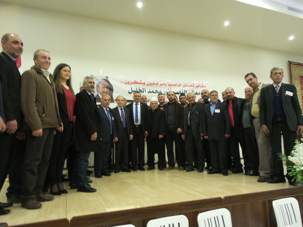 صورة تذكارية تجمع النائب الخليل مع المختارين