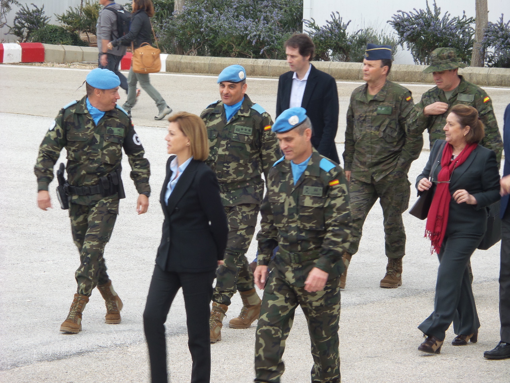 الوزيرة دولوريس مع الجنرال لازارو وبدت السفيرة هيرناندو