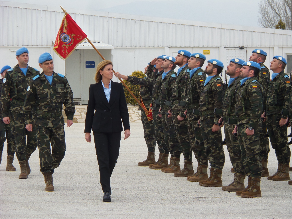 الوزيرة دولوريس تستعرض عناصر الكتيبة الاسبانية