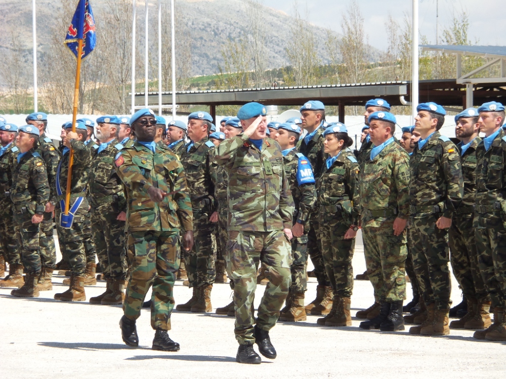 الجنرال بيري يستعرض الفرق العسكرية المشاركة 