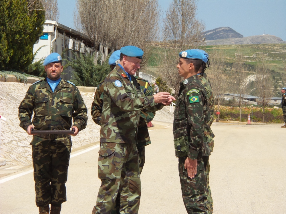 الجنرال بيري يقلد كبار ضباط الكتيبة الاسبانية وسام السلام