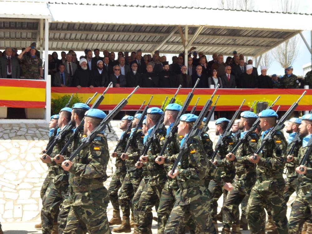 عرض عسكري لعناصر الكتيبتين الاسبانية والصربية