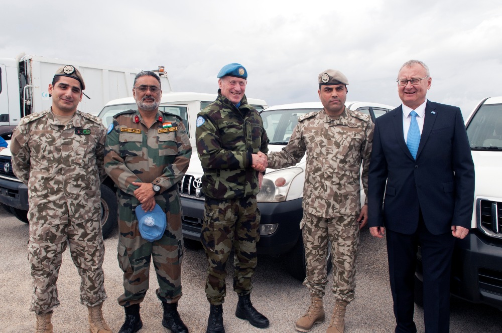 مصافحة بين الجنرال بيري والعقيد شمعون