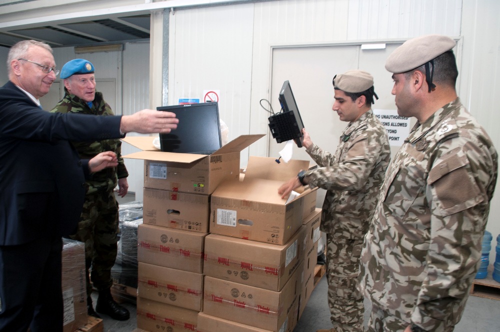 العقيد شمعون يتسلم معدات تكنولوجيا معلومات