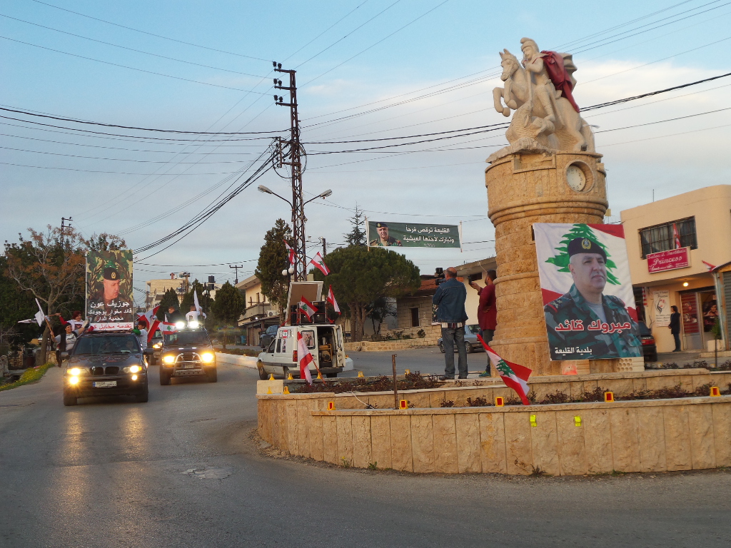 صور كبيرة للعماد عون رفعت على  السيارات