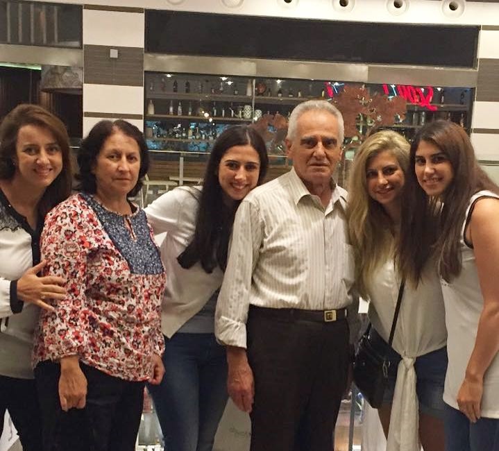 المربّي حسين خريس محاطاً بأفراد أسرته