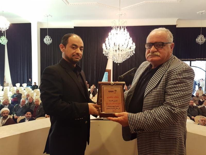 رئيس بلدية الخيام الدكتور علي نصرات عبدالله  يقدّم درعاً تكريميّا للمهندس هزار مهنا، نجل المرحوم