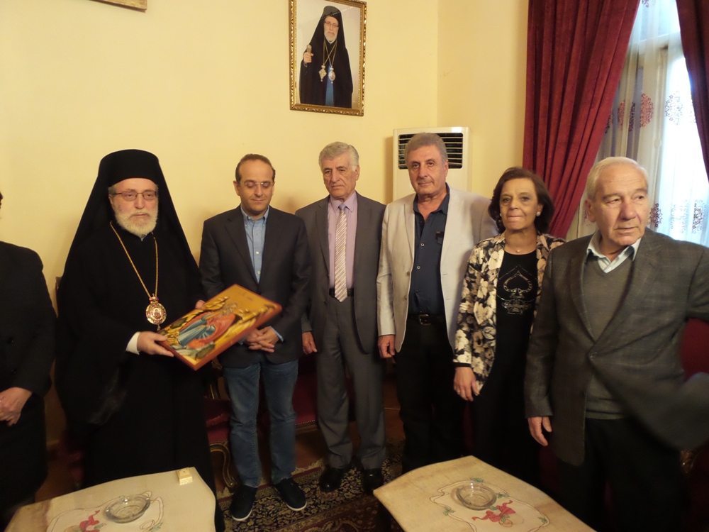 ويقدم له ايقونة القديس الياس