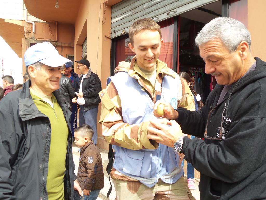 الضابط رولند يفاقس بالبيض