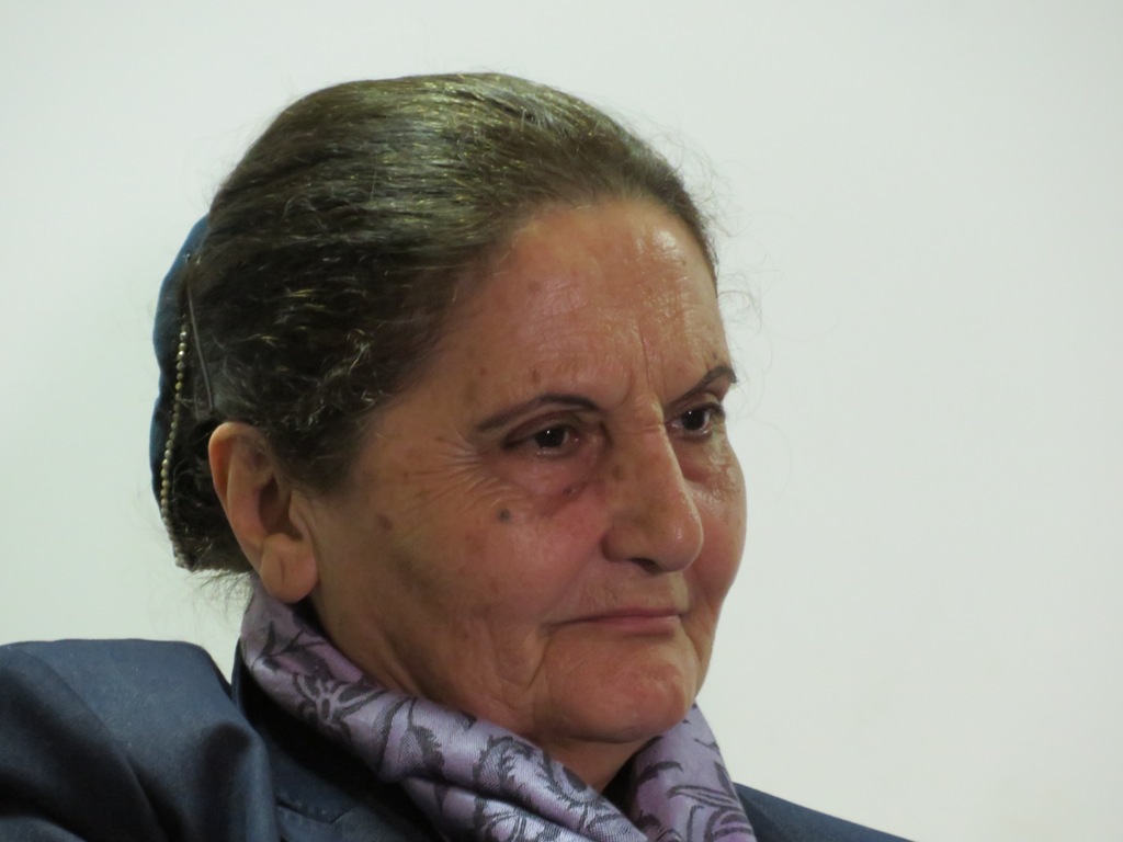 الدكتورة نازك عبدالله في حفل تكريم شقيقها الشاعر محمد عبدالله في نادي الخيام الثقافي الاجتماعي