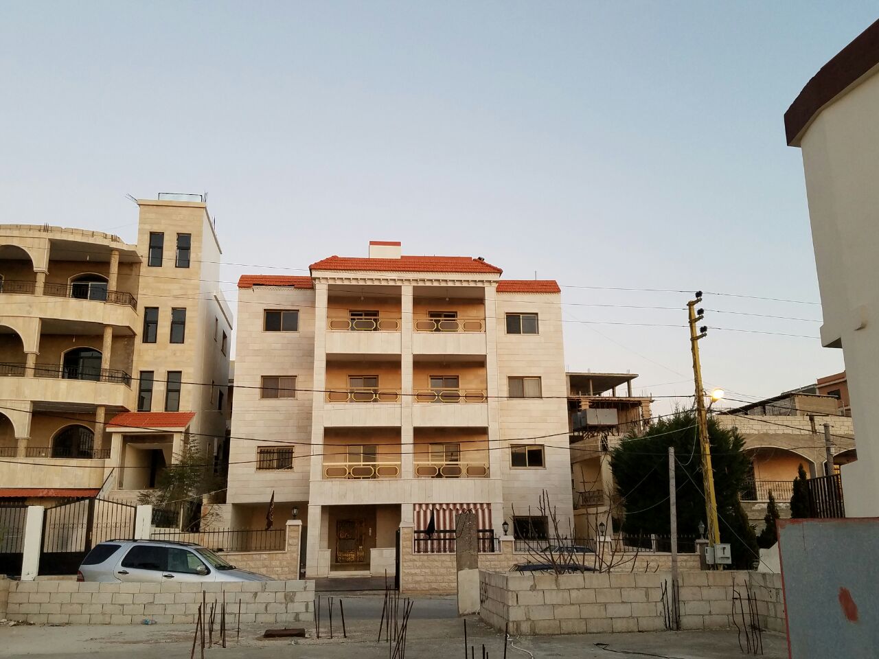 شقة للإيجار واسعة وشرحة، مساحتها 230 متر مربع، طابق أول