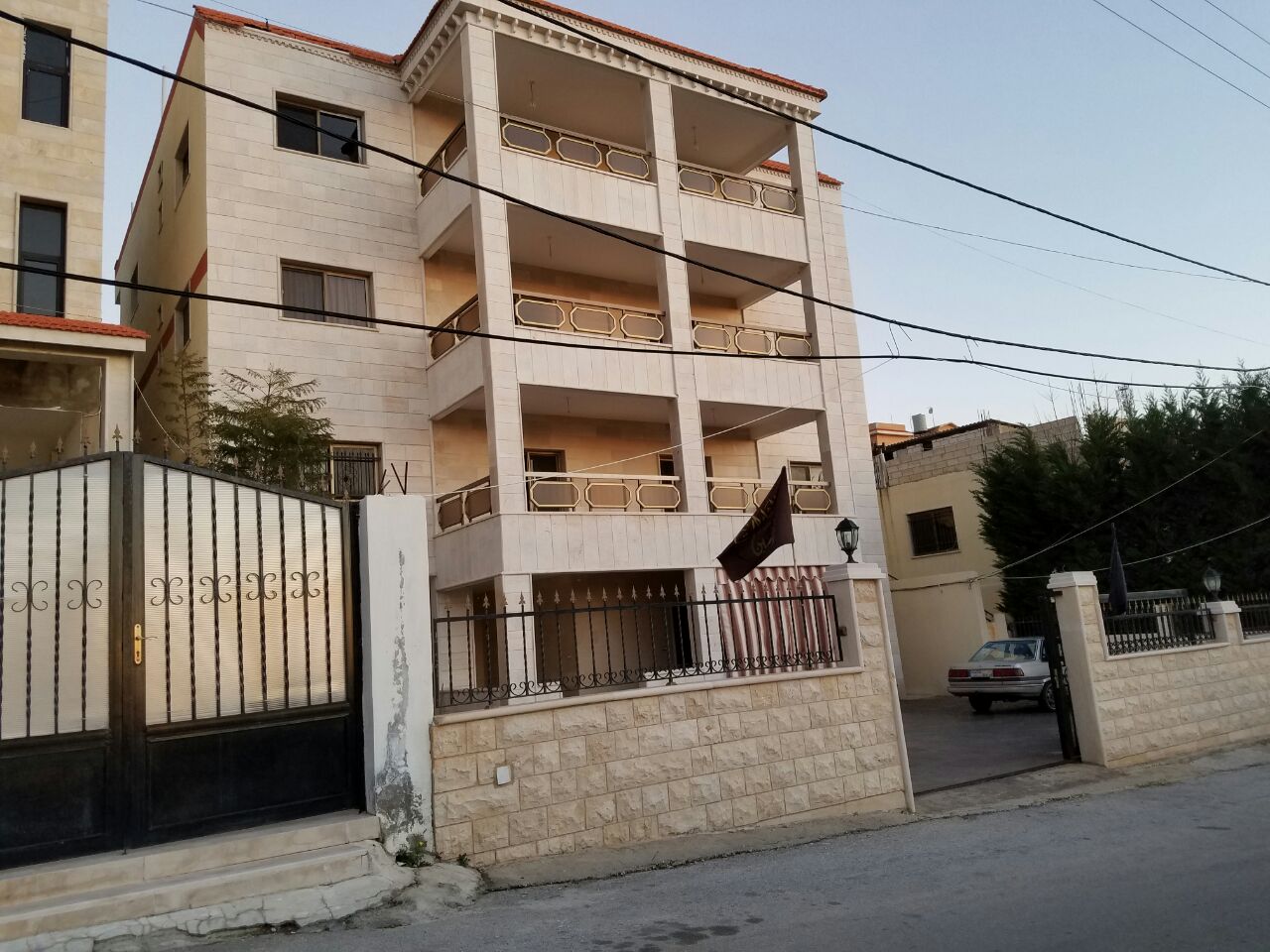 شقة للإيجار واسعة وشرحة، مساحتها 230 متر مربع، طابق أول