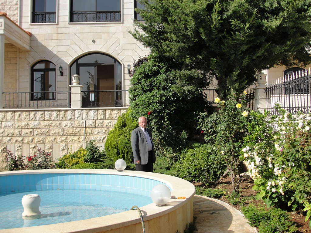 الحاج أبو محمود حسن باشا.. صاحب العلاقة. لمن يهمّه الأمر، الإتصال به مباشرة على أحد الرقمين: 07/840212 & 03/352794 