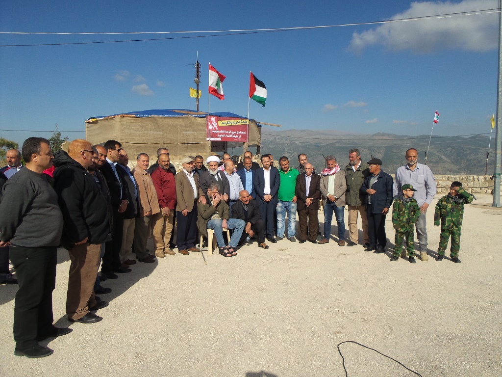 الشيخ عبيد يحيط به المتضامنين مع الاسرى في معتقل الخيام