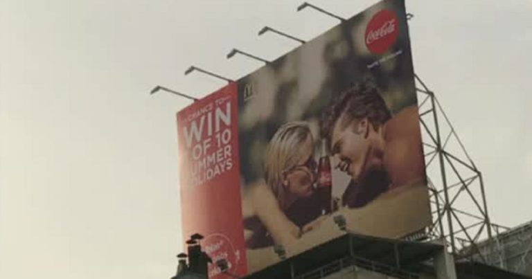 إعلان شركة كوكاكولا في مدينة طرابلس الذي لم يمرّ على خير