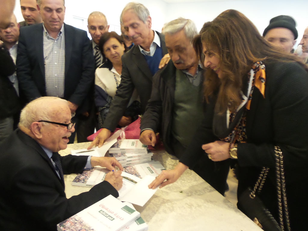 المؤلف فوّاز الخوري يوقّع للسيدة حردان