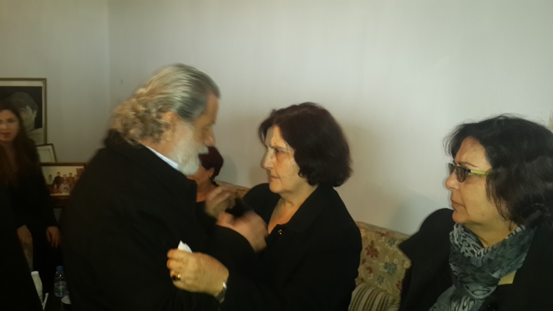 شقيقة الراحل، الدكتورة نازك، تتقبل التعازي من الفنان مرسيل خليفة