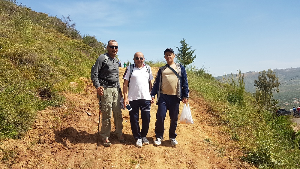 سيرا على الاقدام على الطرق الجبلية