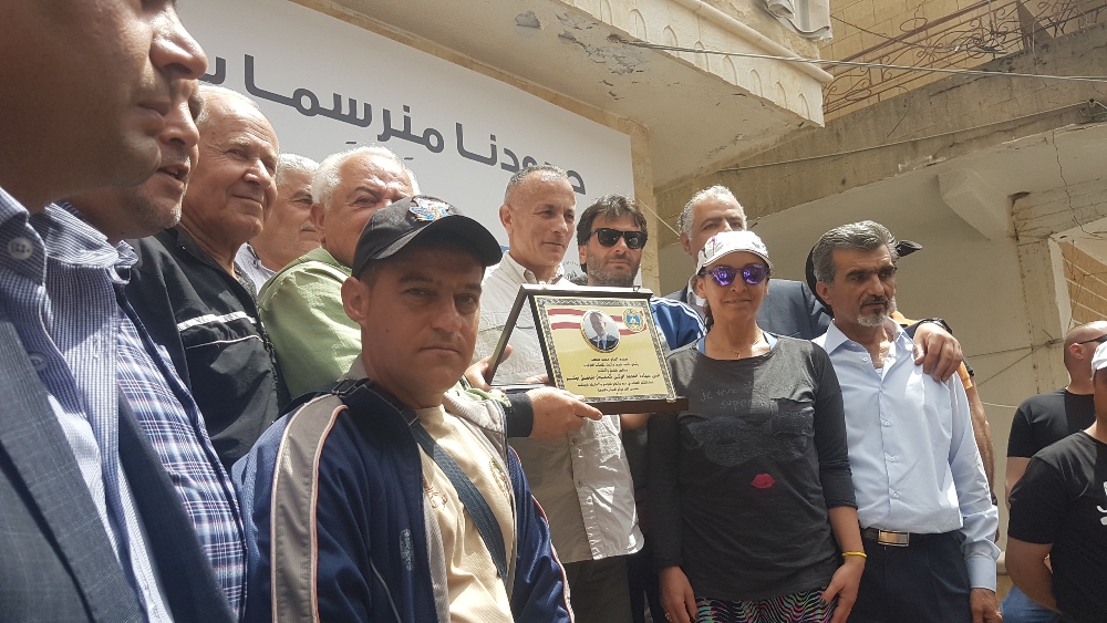 رئيس اتحاد بلديات العرقوب محمد صعب يقدم درعا تذكاريا الى العميد روكز