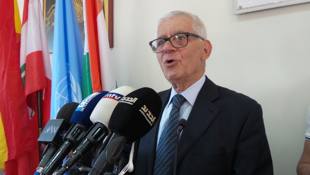 رئيس البلدية متحدثا ي الاحتفال