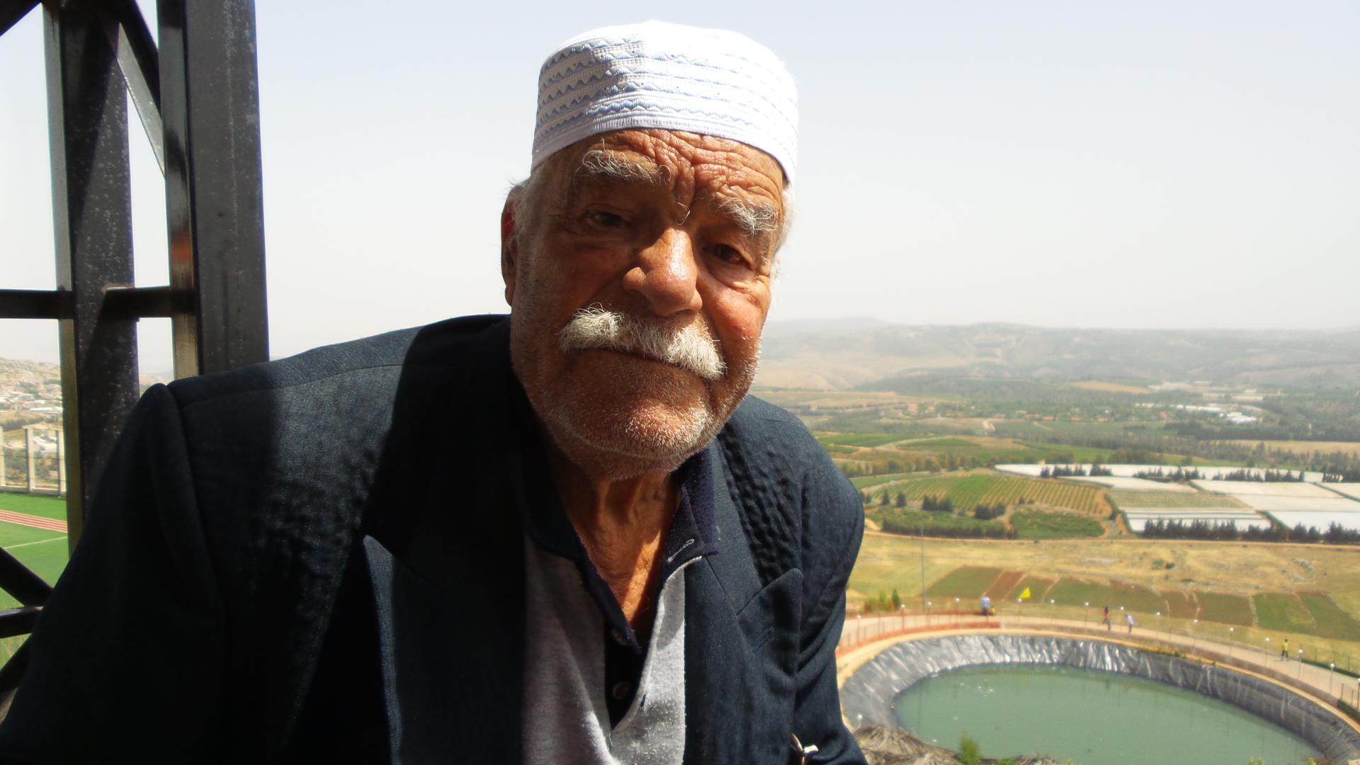 الحاج سليمان الاحمد وحنين الى بلاده