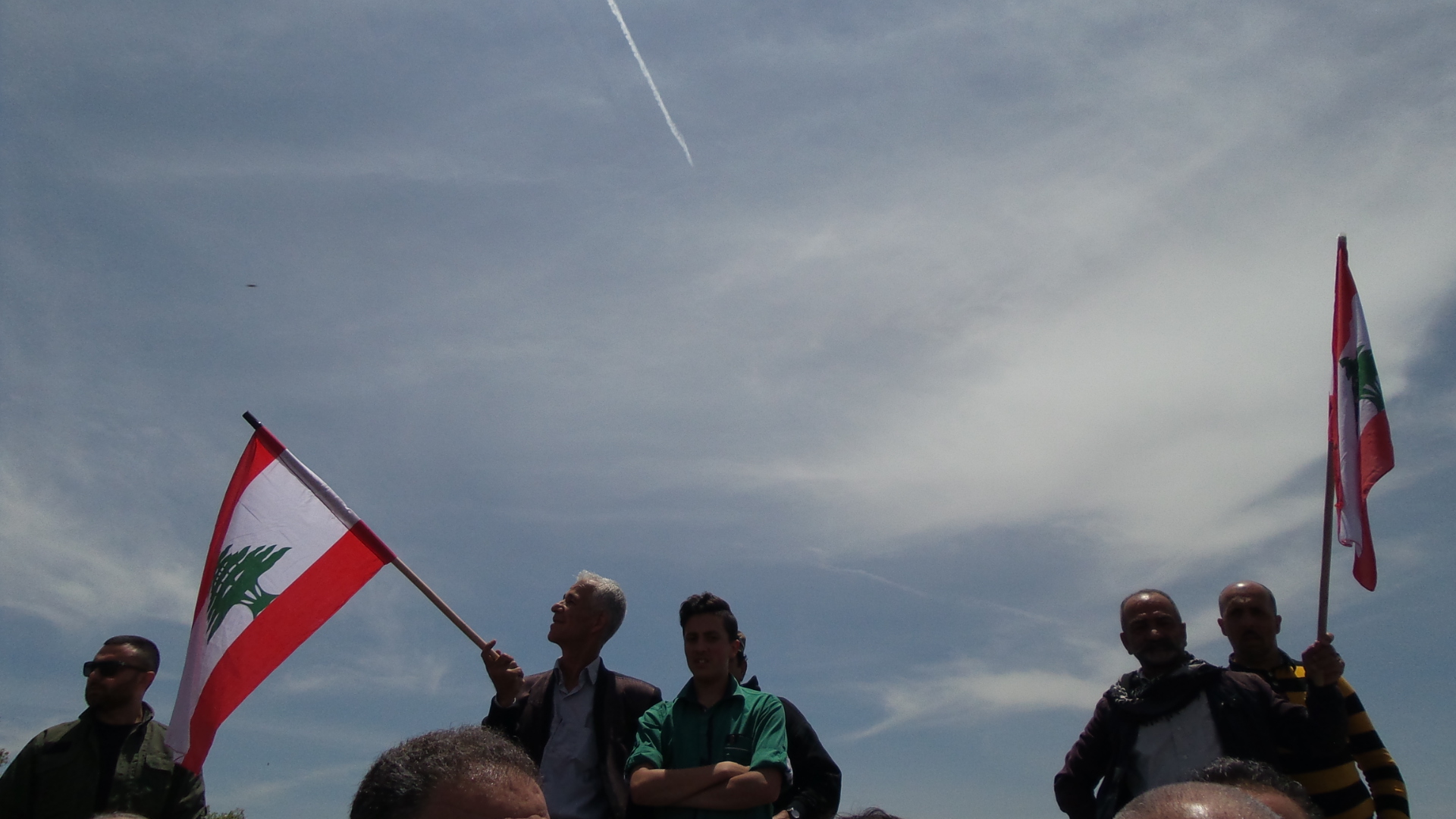 أعلام لبنانية في عيد المقاومة وتحليق للعدو في اجواء الجنوب