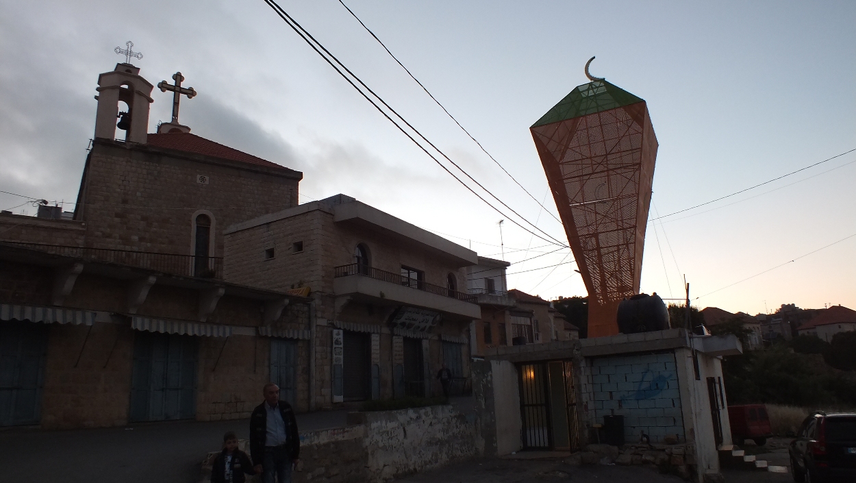 فاموس رمضان مواجها للكنيسة تجسيدا للعيش الواحد