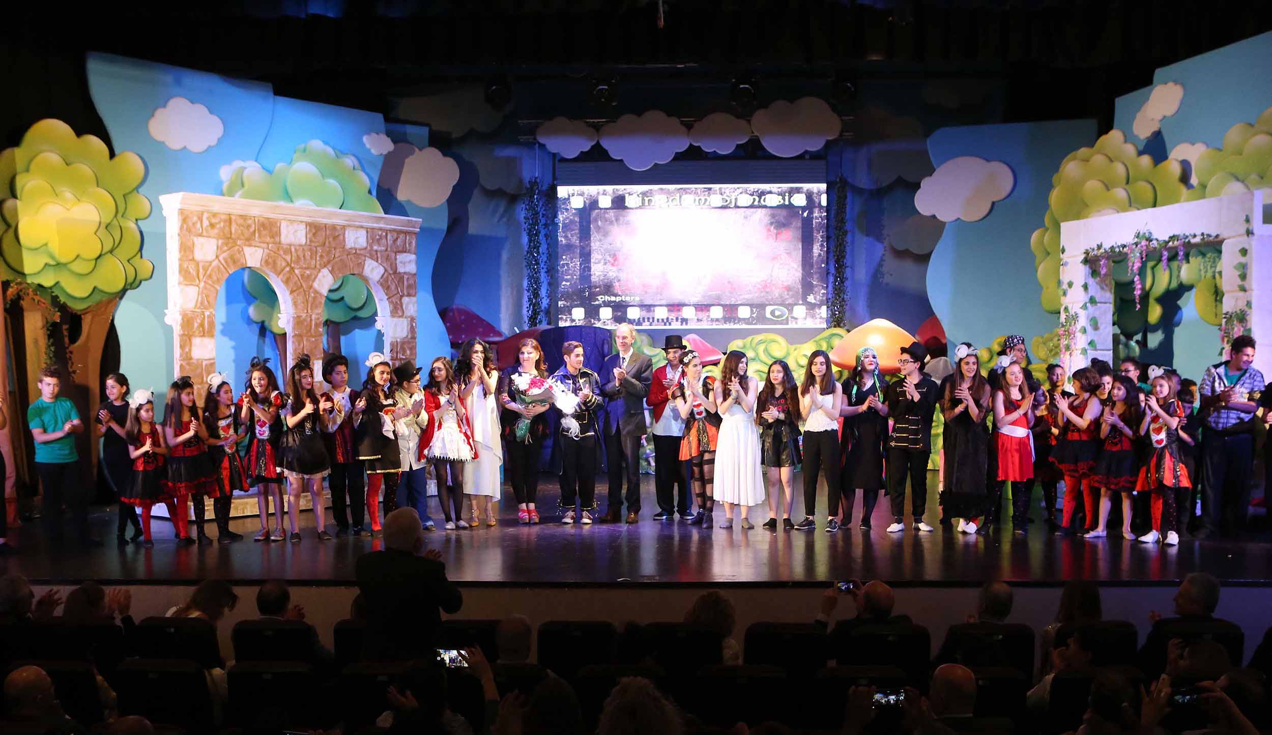 صورة جماعية على المسرح