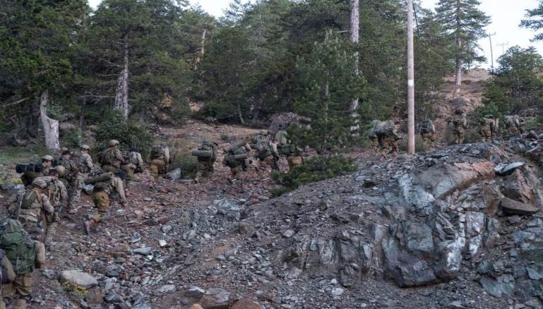 شارك في المناورة مئات الجنود وعشر طائرات هليكوبتر وسيارات هامر وجيب