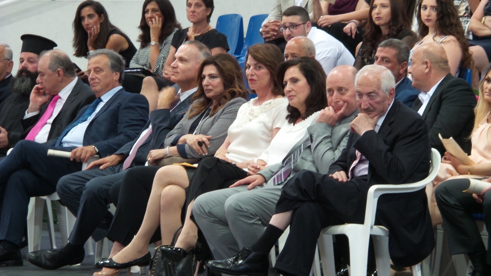 السيدة حردان ومدير المدرسة ورئيس البلدية