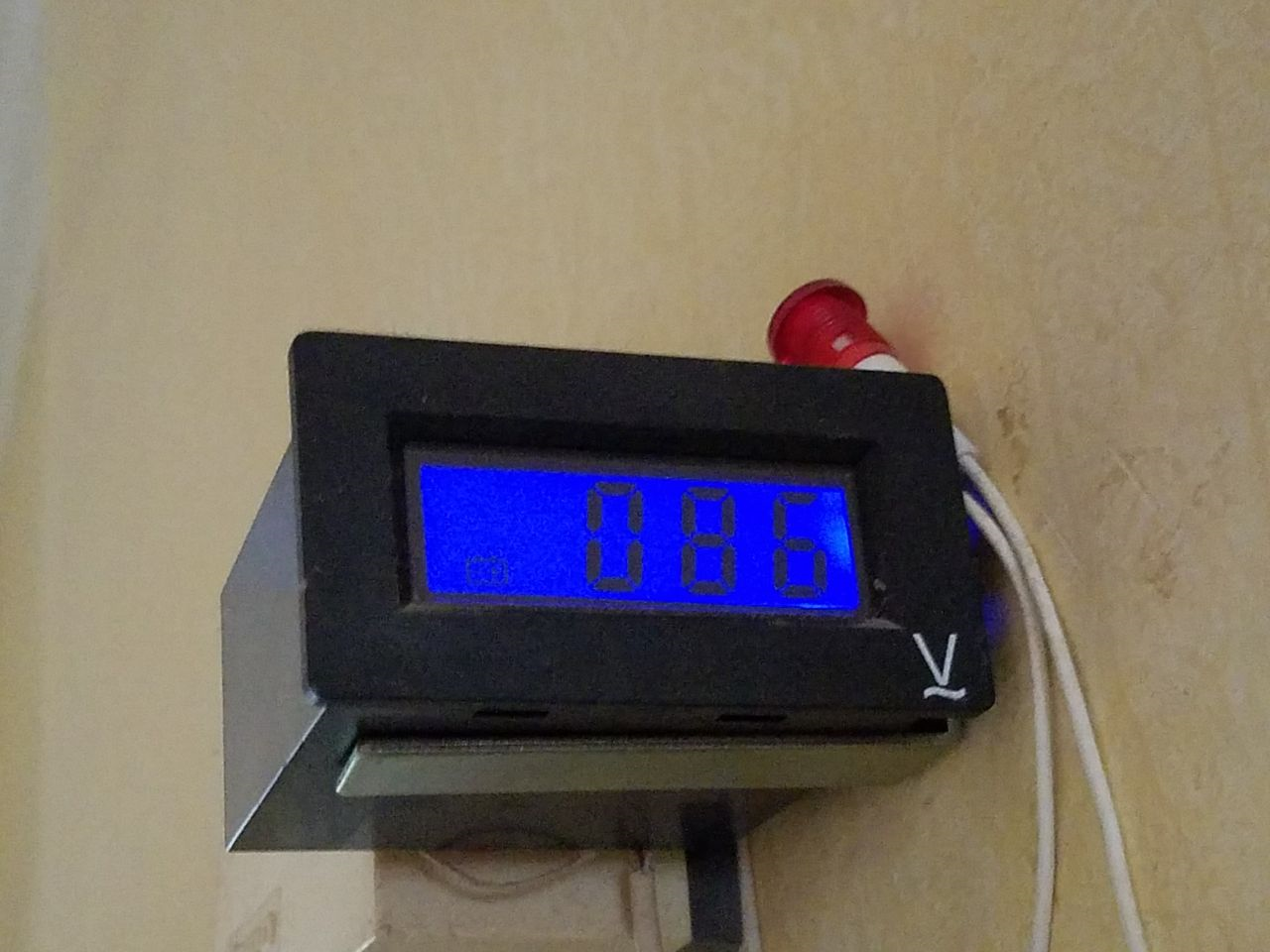 كهرباء مشروع بلدية الخيام تنحدر إلى 86 فولت.. يا عيب الشوم