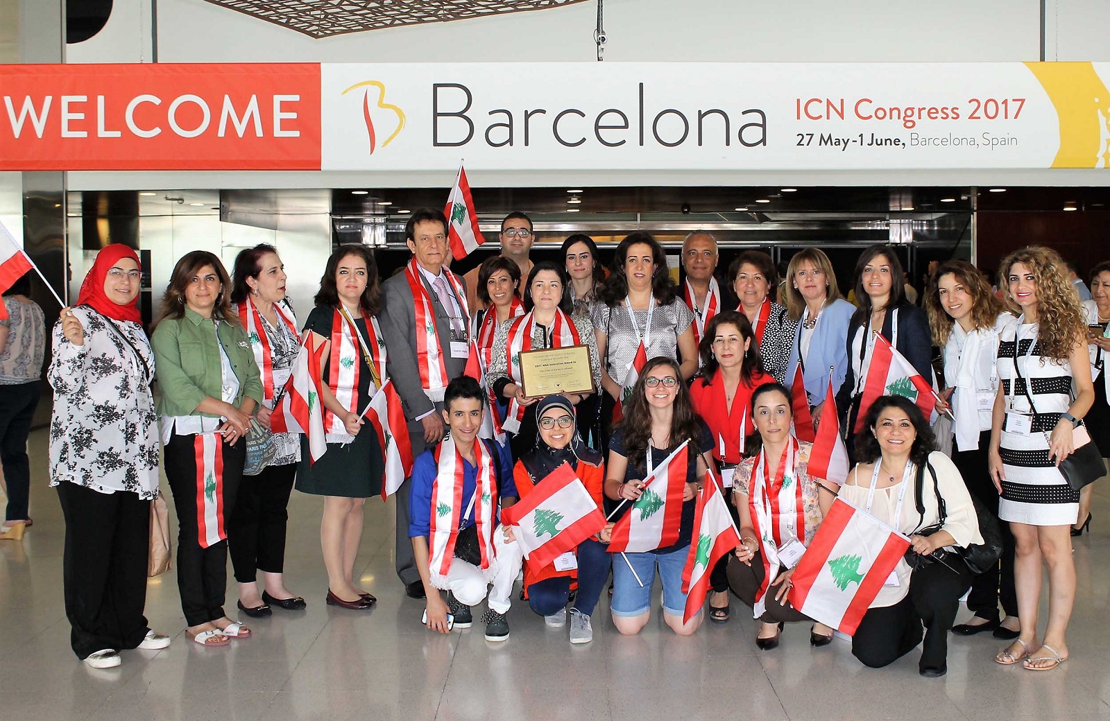 نقيبة الممرضات والممرضين د. نهاد يزبك ضومط تتوسّط أعضاء الوفد اللبناني