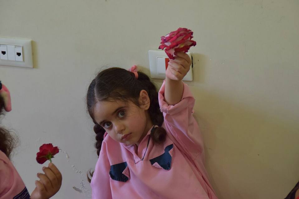 وردة حبّ لوطني من برعمات فوج العقلية زينب (عليها السلام)/حاريص في كشافة الإمام المهدي (عج) 