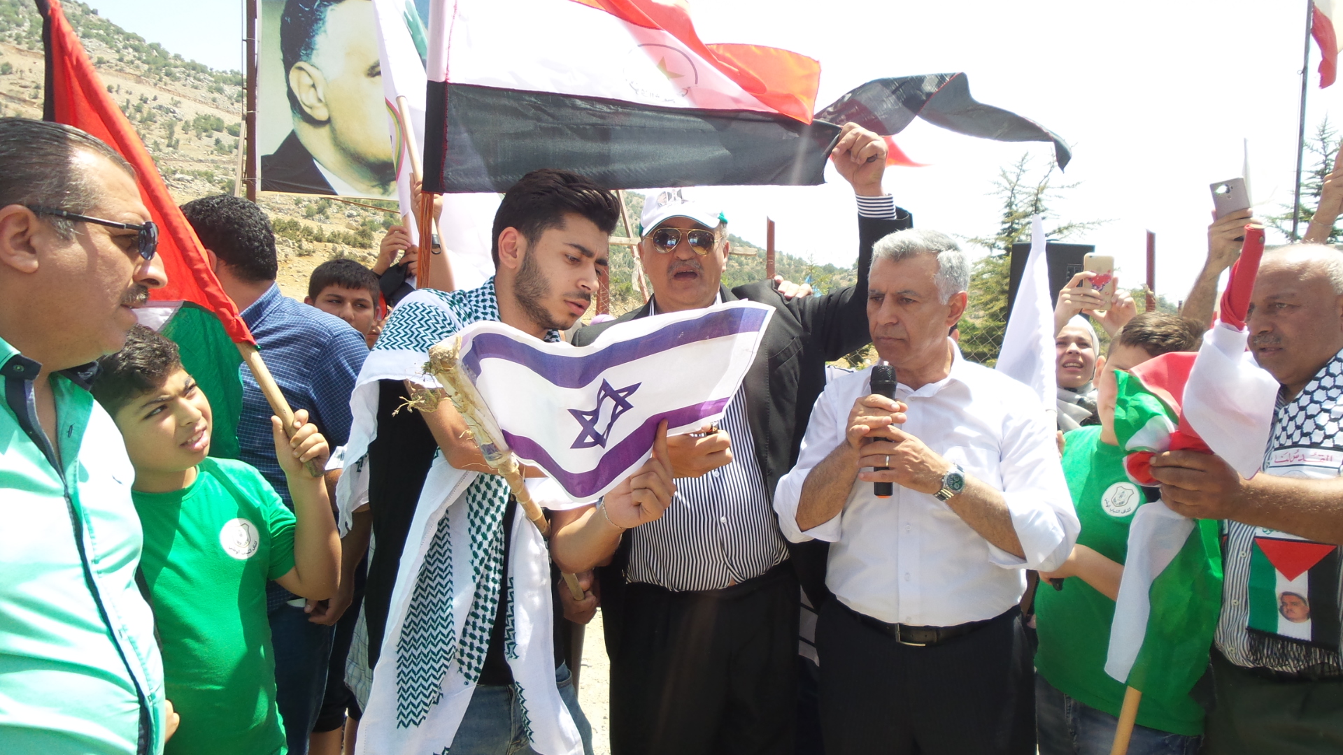 حرق علم اسرائيلي عند بوابة المزارع تنديدا بما يجري في الاقصى