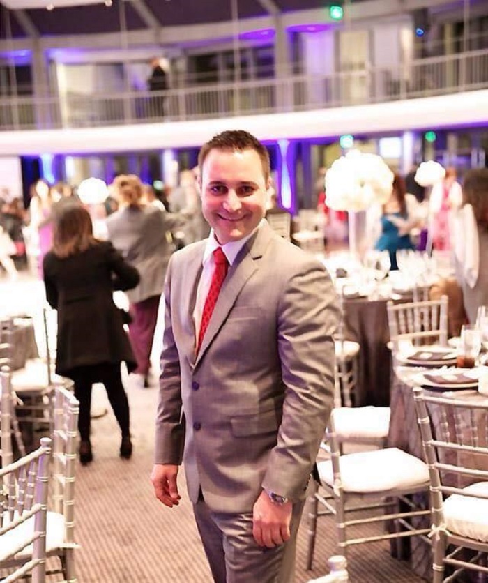 فقيد الشباب الغالي المأسوف عليه المرحوم المهندس هشام كامل حيدر مع زوجته