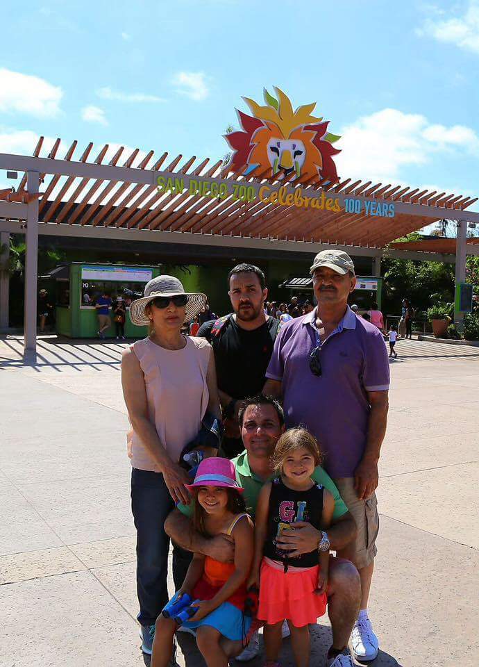 فقيد الخيام الغالي المأسوف على شبابه المرحوم المهندس هشام كامل حيدر مع أهله