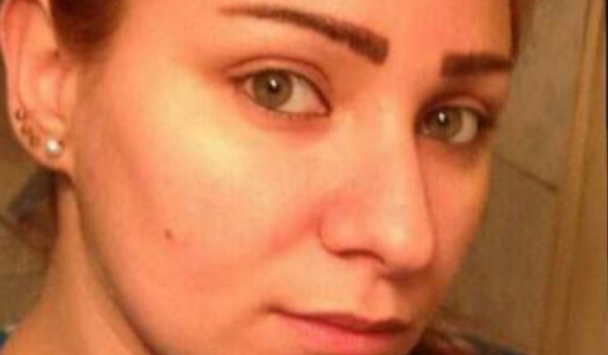 عُنّفت داليا وضُربت على يد زوجها ما يزيد عن عامين وانهى حياتها وحارماً ولدين أمَّهما، وعائلة ابنتَها