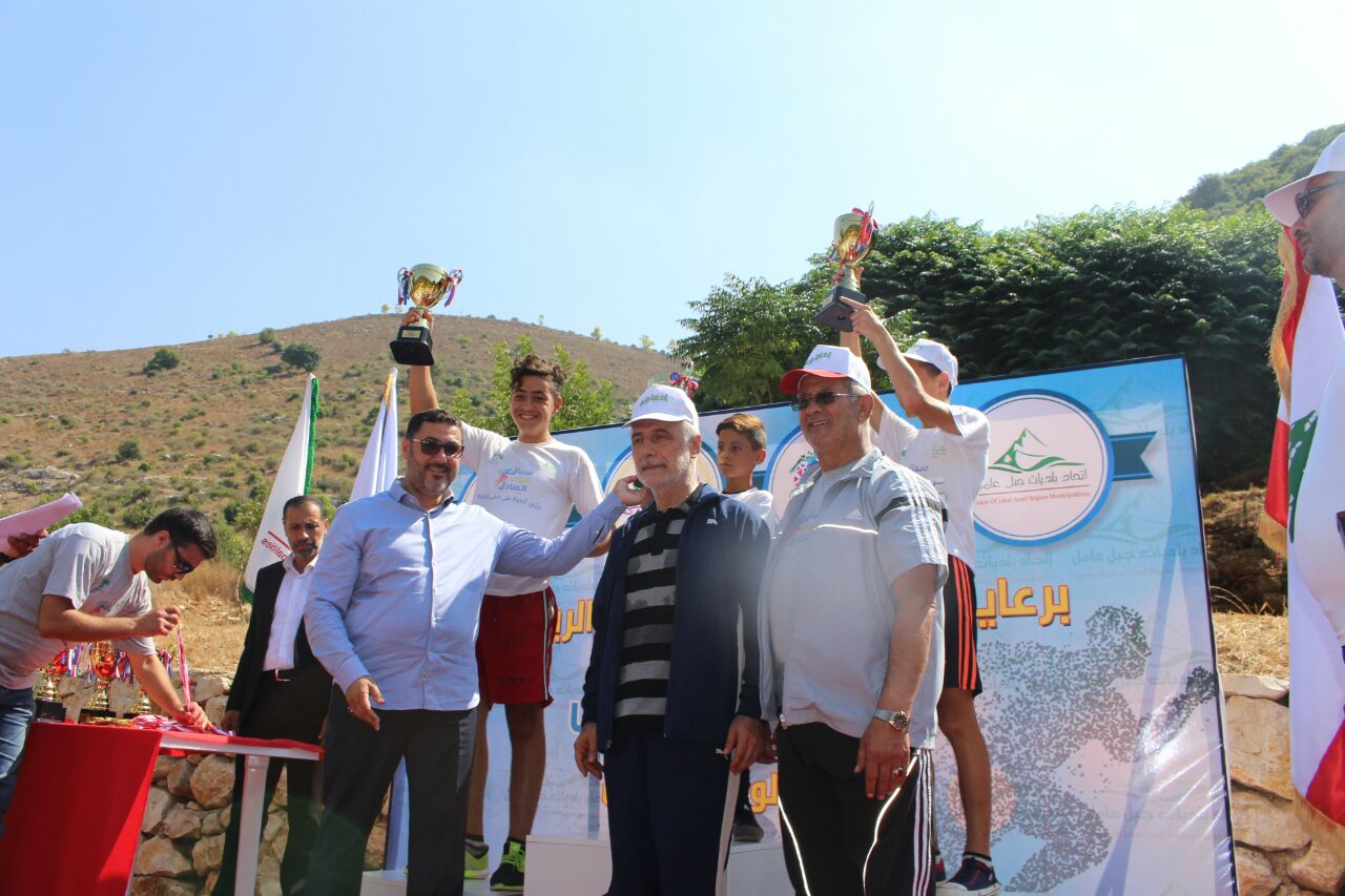 الوزير فنيش يسلم الكؤوس والميداليات الى الفرق الفائزة