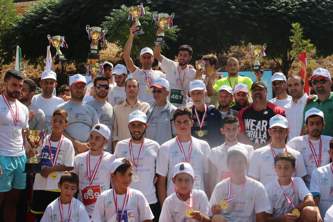 صورة تذكارية للفرق الفائزة مع الوزير فنيش