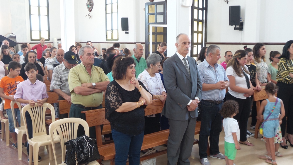 جمهور من المؤمنين في احتفال عيد اسسيدة