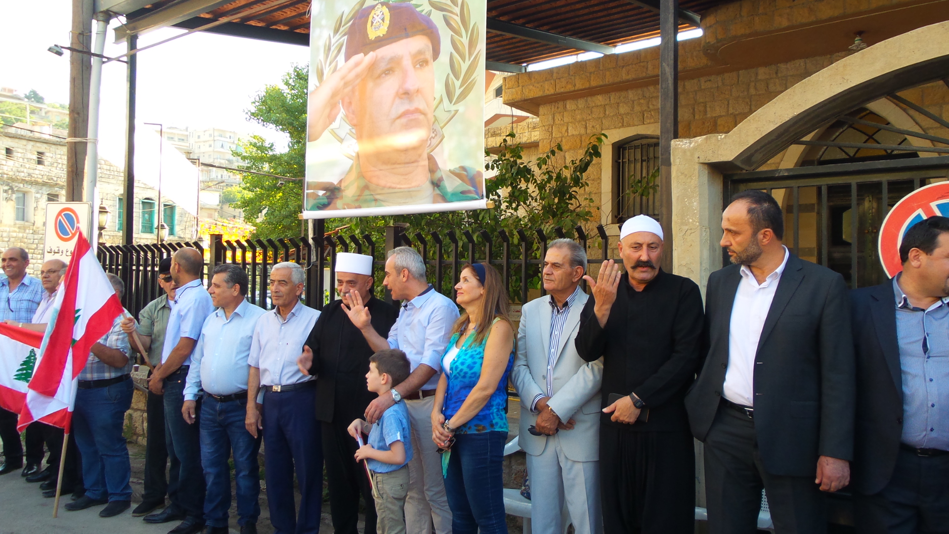 رئيس البلدية الحمرا وفاعليات اثناء الوقفة التضامنية مع الجيش