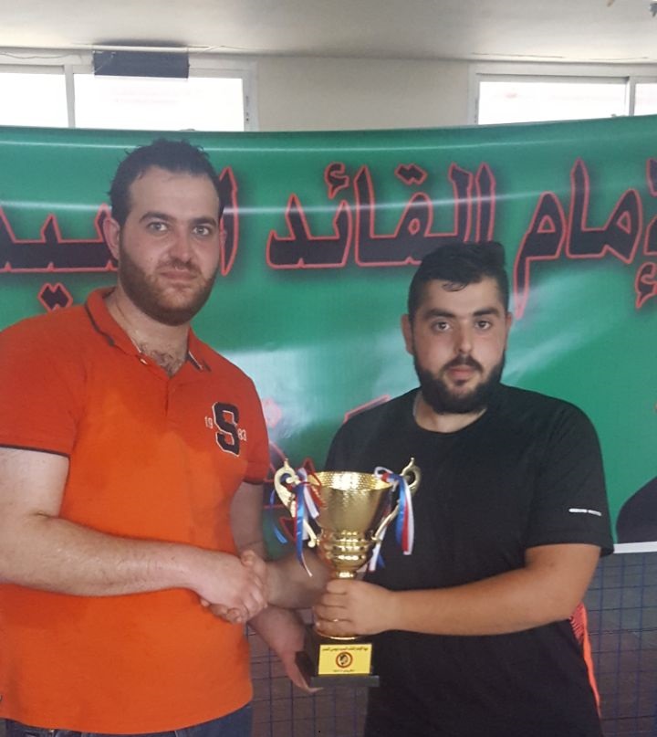 علي حسّان يسلم كأس البطولة لعبدالله صادق