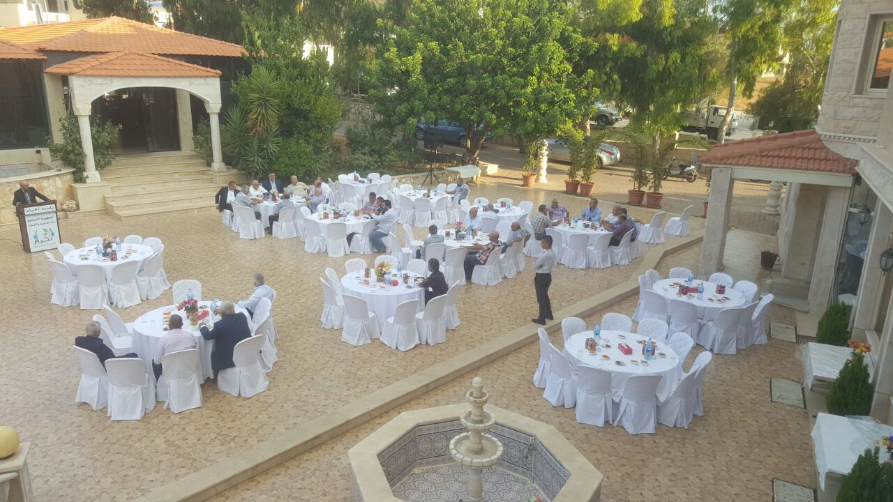 اللقاء مع الأهالي الذي دعت إليه البلدية والذي تمثل بمقاطعة لافتة للأهالي