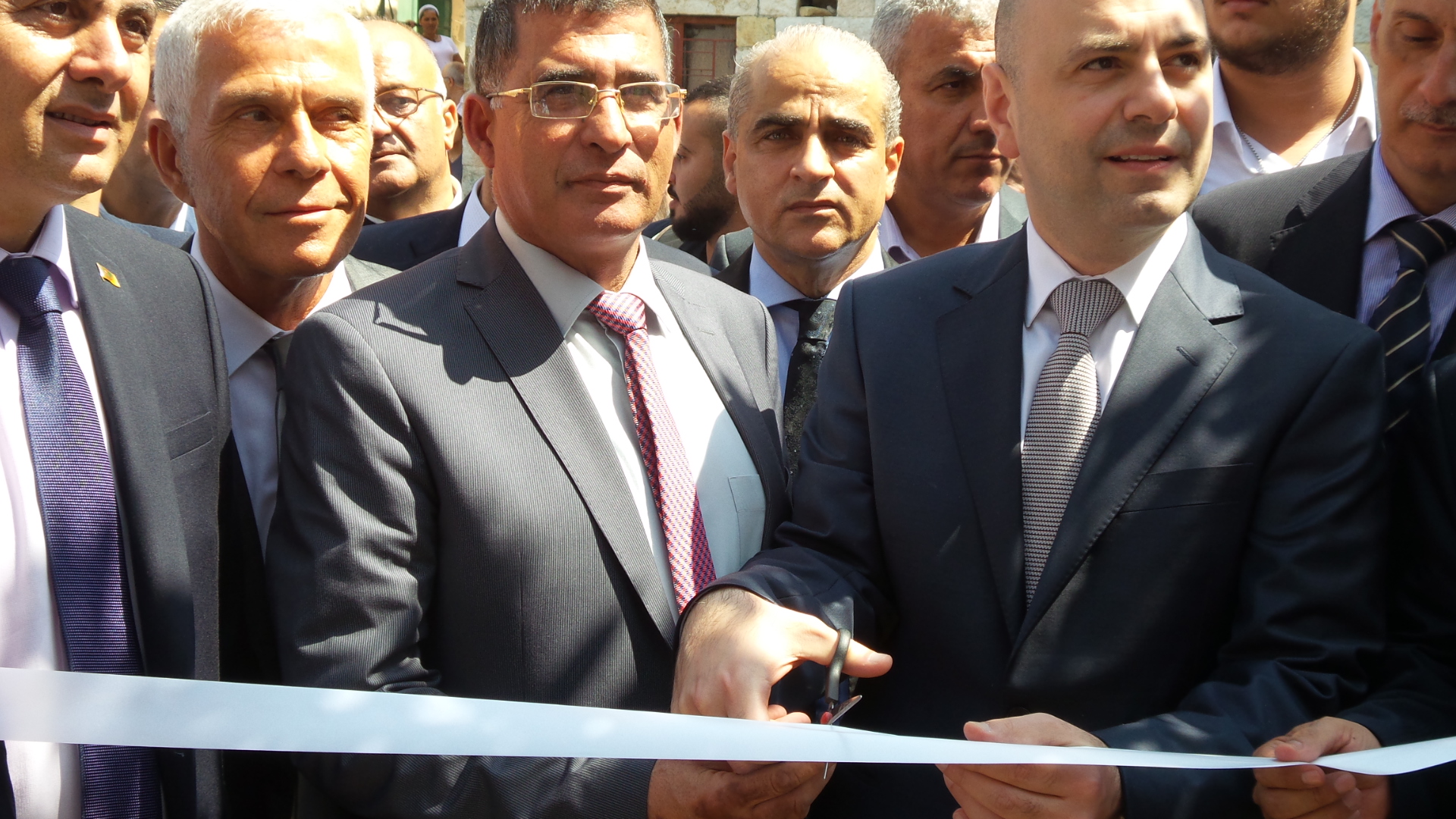 قص شريط افتتاح المستوصف