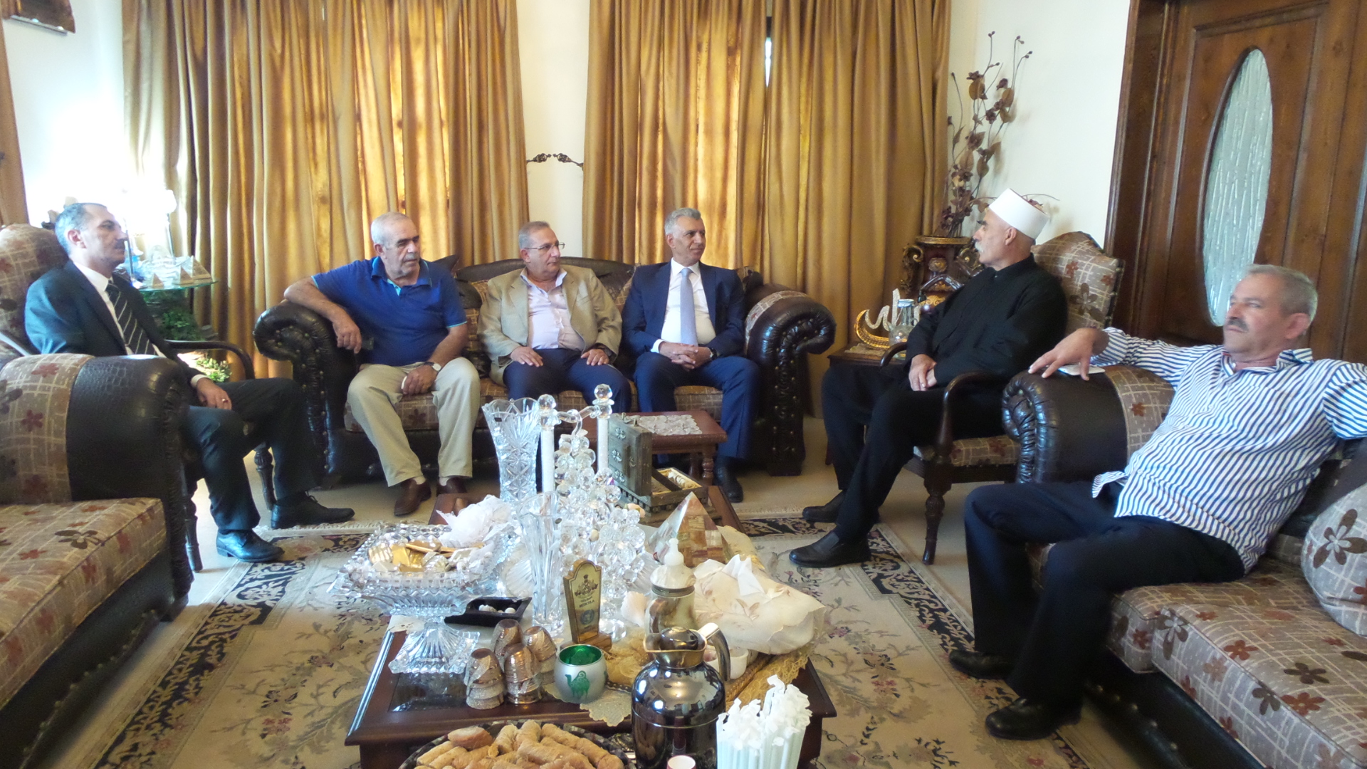 وفد هيئة أبناء العرقوب يقدم التهاي بعيد الاضحى