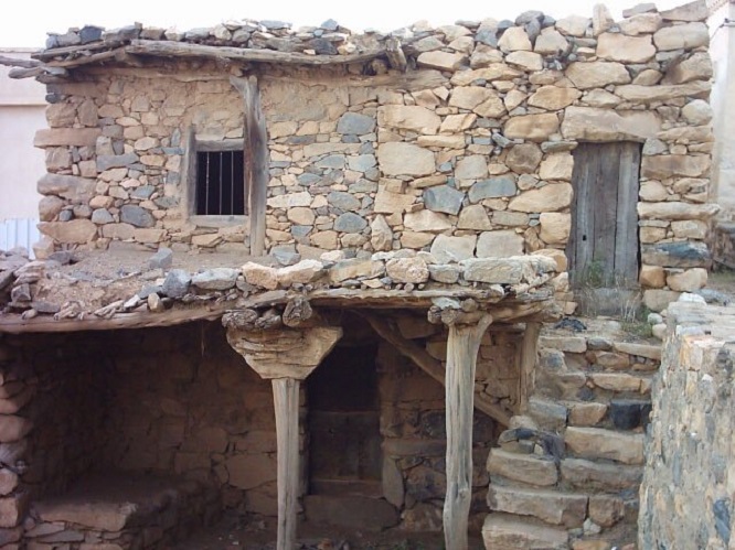من الآثار المتبقية في قرية \