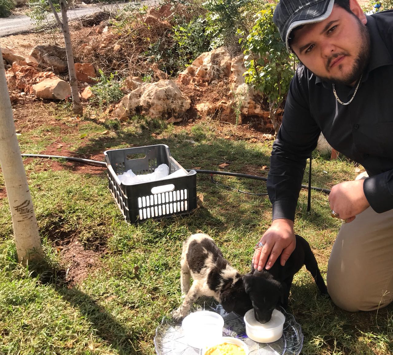 الناشط  علي نصّار بعد أن أنقذ الجروين في الخيام وقبل أن يسلّمهما لجمعية تهتم بالرفق بالحيوان