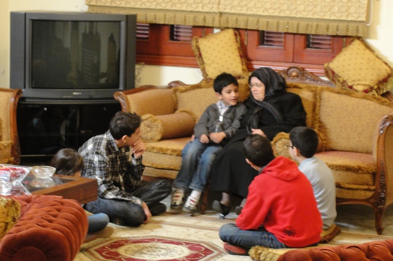 الحاجة أم أحمد أبو عباس تحكي قصّة لأحفاد أبو عبدالله حسن رشيدي